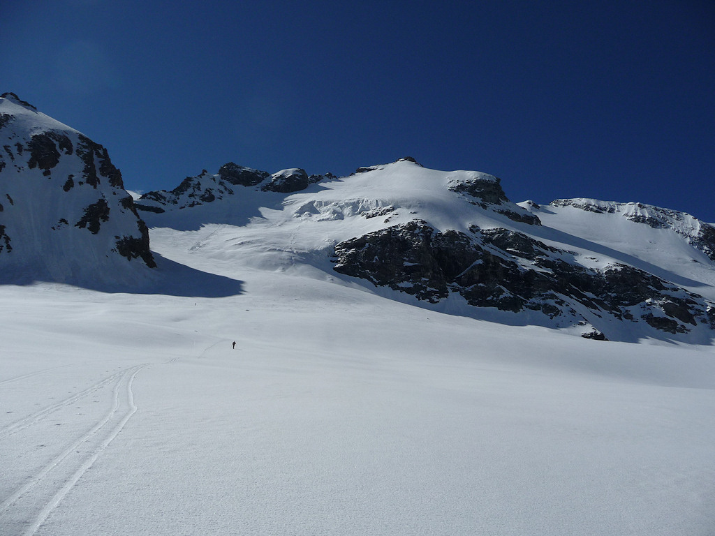 #8 Approche du pied de la face : Neige superbe qui se révèlera excellente à la descente. Approche du pied de la face : Neige superbe qui se révèlera excellente à la descente.