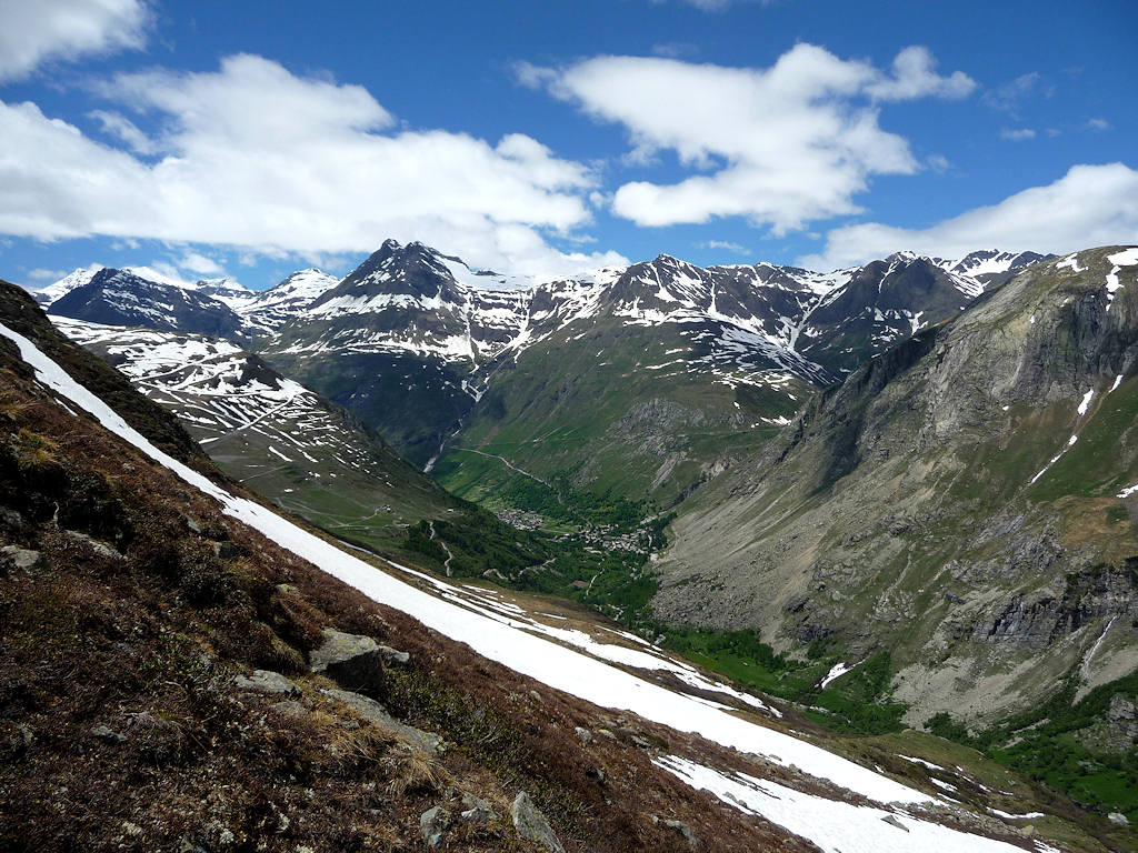 #20 Dans la plongée vers la vallée : Des langues de neiges permettent de descendre jusqu Dans la plongée vers la vallée : Des langues de neiges permettent de descendre jusqu'à 2100 m