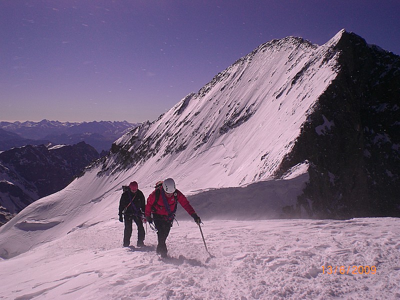 #7 Arrivée au Dôme : Une cordée arrive sur le Dôme, devant la Barre des Ecrins. Arrivée au Dôme : Une cordée arrive sur le Dôme, devant la Barre des Ecrins.