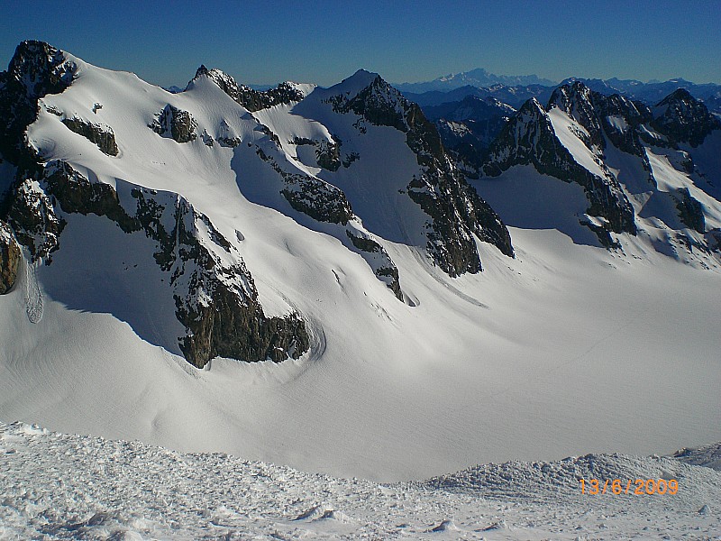 #5 Roche Faurio et Glacier Blanc : Le Glacier Blanc "bien nommé".
Roche Faurio est aussi bien enneigé. Roche Faurio et Glacier Blanc : Le Glacier Blanc "bien nommé".
Roche Faurio est aussi bien enneigé.