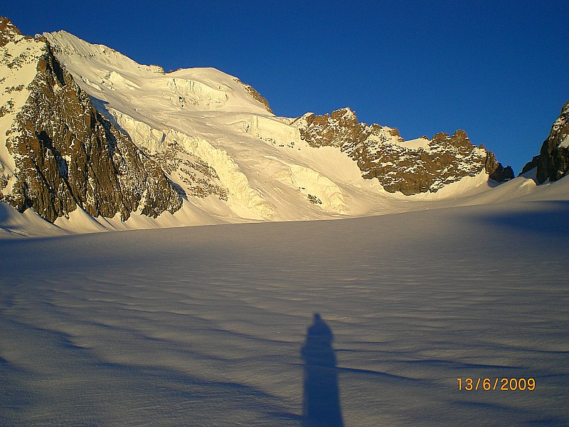 #4 Ecrins : La trace de montée part au milieu de la face pour éviter les séracs. Ecrins : La trace de montée part au milieu de la face pour éviter les séracs.