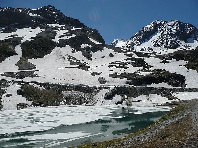 Le lac au retour sur les Arcs. : Limite de l'enneigement continu au retour sur les Arcs.