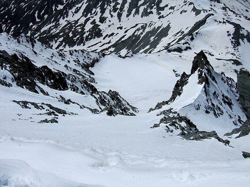 #9 couloir Central : de l couloir Central : de l'arête sommitale le couloir Central à gauche et le haut de la branche droite du couloir Septentrional à droite