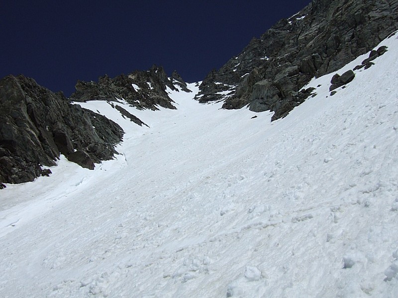 #4 couloir Central : La goulotte est décentrée vers la rive droite laissant de la place en rive gauche couloir Central : La goulotte est décentrée vers la rive droite laissant de la place en rive gauche
