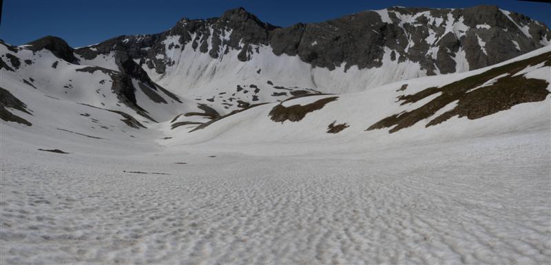 #1 Cimet : Vue du vallon sous le Lac du Cimet. Au fond à gauche le vallon remonte sur le petit col du talon Cimet : Vue du vallon sous le Lac du Cimet. Au fond à gauche le vallon remonte sur le petit col du talon