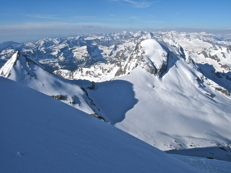 #16 Grand Paradis : Enfin on sort sur la croupe avec une vue sur Ciarforon et Tresenta. Grand Paradis : Enfin on sort sur la croupe avec une vue sur Ciarforon et Tresenta.