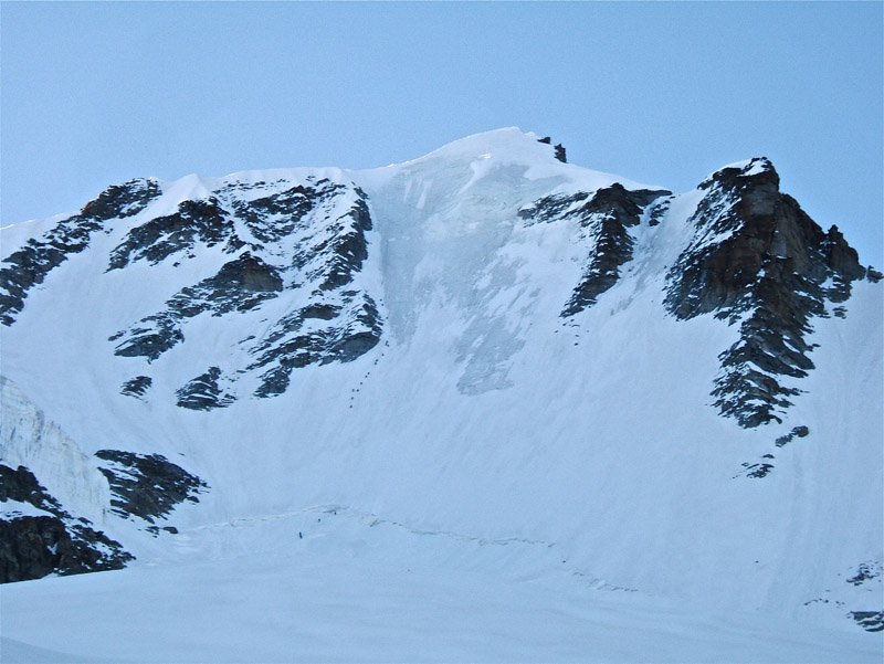 #10 Grand Paradis : On devine les cordées, qui sont parti bien plus tôt, qui attaquent la face N. Grand Paradis : On devine les cordées, qui sont parti bien plus tôt, qui attaquent la face N.