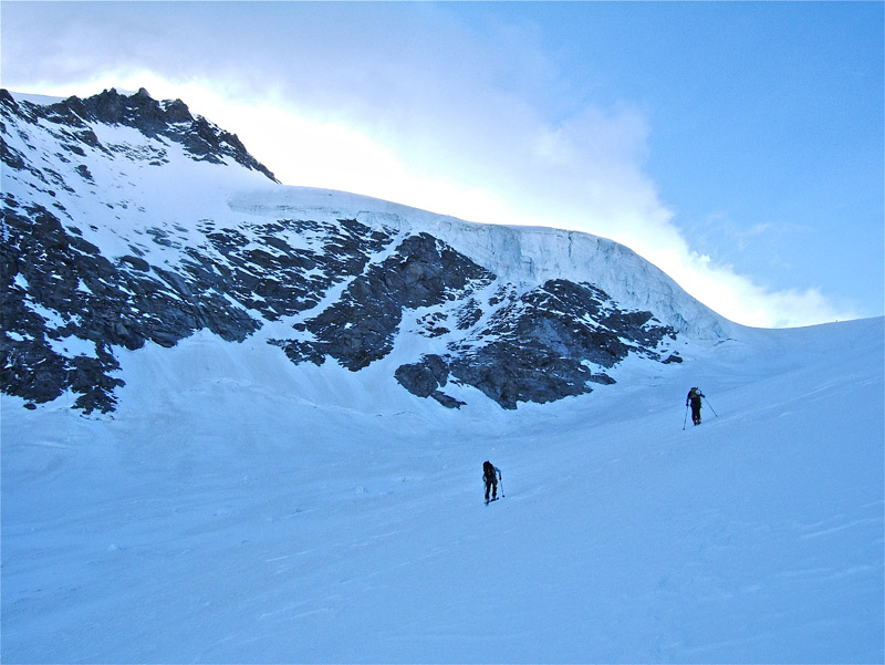 #13 Grand Paradis : Le soleil va bientôt nous rejoindre, tout au bout le col qui permet de rejoindre l Grand Paradis : Le soleil va bientôt nous rejoindre, tout au bout le col qui permet de rejoindre l'itinéraire de la voie normale du refuge V. Emanuelé.