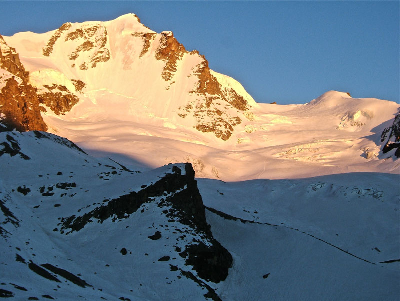 #6 Grand Paradis : Itinéraire de montée à droite du sommet dans un éclérage de fin de journée. Grand Paradis : Itinéraire de montée à droite du sommet dans un éclérage de fin de journée.
