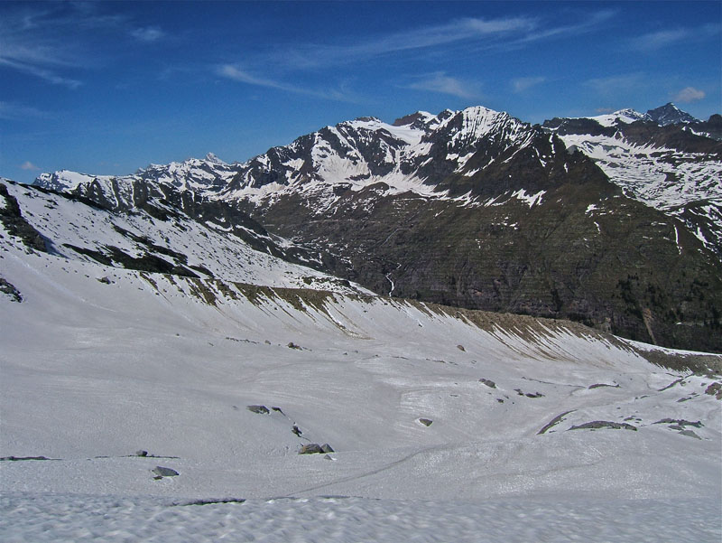 #38 Grand Paradis : L Grand Paradis : L'itinéraire derrière la Moraine aurait été préférable, elle avait l'air de loin beaucoup moins bosselée et c'est ce vallon que j'aurais rejoint plus bas, mais j'ai abandonné à 2500m car celà devenait inskiable avec des bosses de 30 à