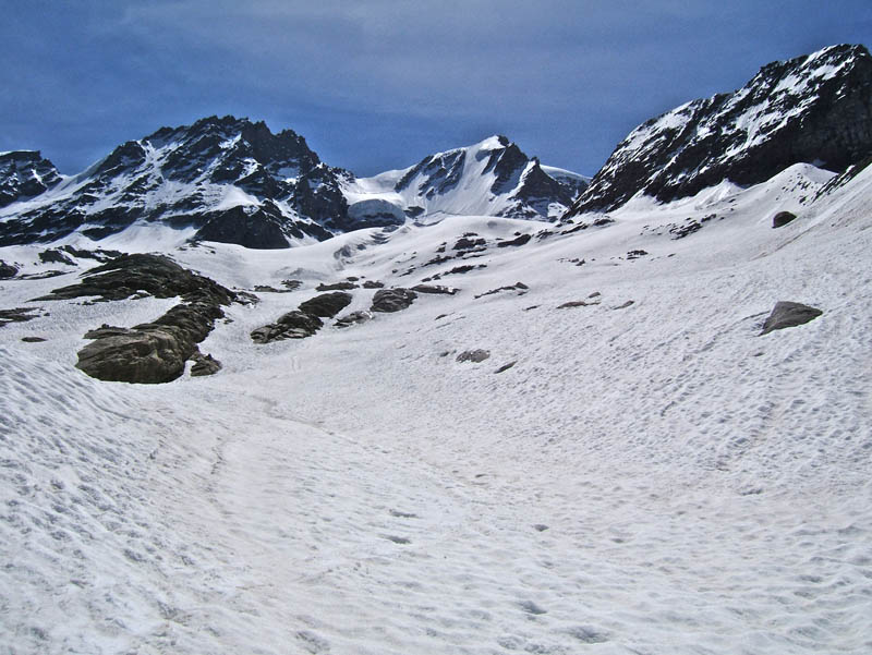 #40 Grand Paradis : Vers 2600m les bosses deviennent de plus en plus gênantes il faut choisir les rares endroits plats qui deviennent étroits. Grand Paradis : Vers 2600m les bosses deviennent de plus en plus gênantes il faut choisir les rares endroits plats qui deviennent étroits.