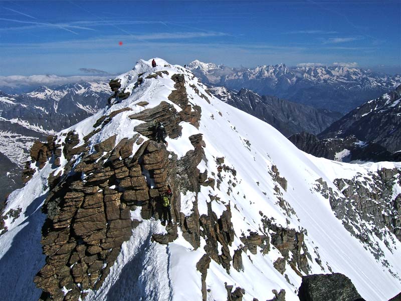 Grand Paradis : Je pense que le vrai sommet est là bas tout au bout avec le Mt Blanc à sa droite.
Au lieu de monter à la grande vierge, il aurait fallu passer sous la crête en course de neige ou prévoir une corde pour un petit rappel pour continuer 