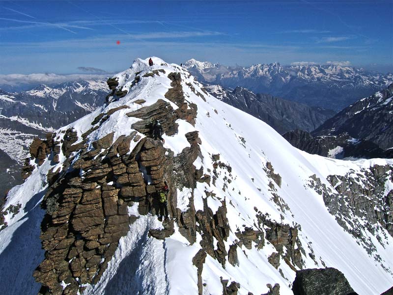 #21 Grand Paradis : Je pense que le vrai sommet est là bas tout au bout avec le Mt Blanc à sa droite.
Au lieu de monter à la grande vierge, il aurait fallu passer sous la crête en course de neige ou prévoir une corde pour un petit rappel pour continuer Grand Paradis : Je pense que le vrai sommet est là bas tout au bout avec le Mt Blanc à sa droite.
Au lieu de monter à la grande vierge, il aurait fallu passer sous la crête en course de neige ou prévoir une corde pour un petit rappel pour continuer