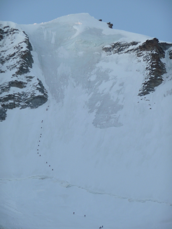 #6 Face NW : Ca fait la queue sur la glace de la face NW Face NW : Ca fait la queue sur la glace de la face NW