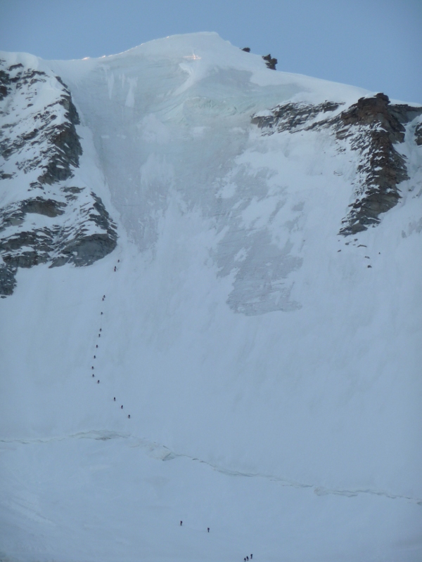 Face NW : Ca fait la queue sur la glace de la face NW