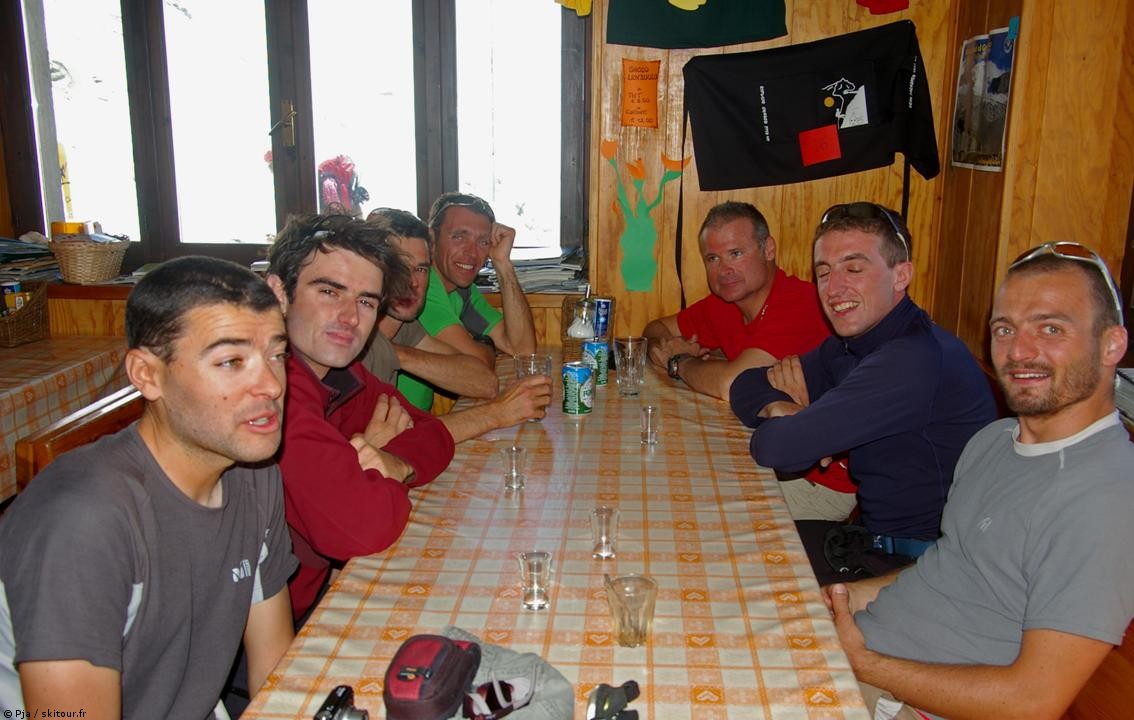 Team Italia Francia : Autour du Génépy à Chabod, servi avec charme et délicatesse par la gardienne, le team Italia / Francia qui vient de répéter la NE du P-Paradiso. Enzo rayonne... i ripidi vivono encora! merci à Jib et Jad pour leur apparition par