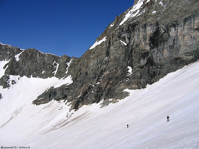 #8 Sous la Pointe du Colerin : Après le passage du Colerin, la traversée sous la Dent.
Pfff, faut cavaler devant pour avoir du recul et prendre les photos... Sous la Pointe du Colerin : Après le passage du Colerin, la traversée sous la Dent.
Pfff, faut cavaler devant pour avoir du recul et prendre les photos...