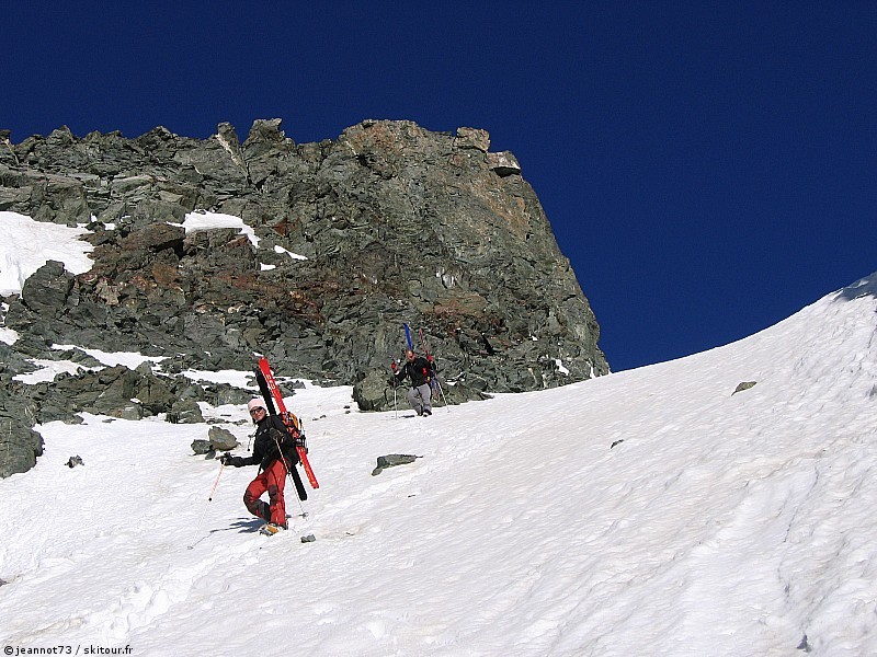 #6 Passage du Colerin : Sandrine et Thomas dans la descente du Colerin.
Dommage, l Passage du Colerin : Sandrine et Thomas dans la descente du Colerin.
Dommage, l'option skis est abandonné à cause des nombreux petits cailloux gisant sur la neige
