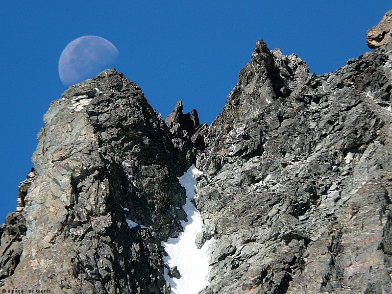 #21 couché de lune : sur l couché de lune : sur l'arête du colerin, entre gypaete et demi-lune