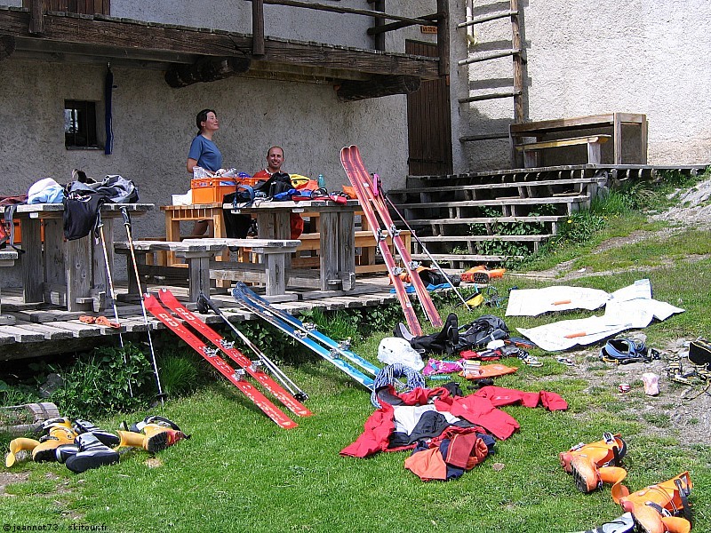 #20 Fin de course : Affaires à vendre... sauf les skis tout rouges Fin de course : Affaires à vendre... sauf les skis tout rouges