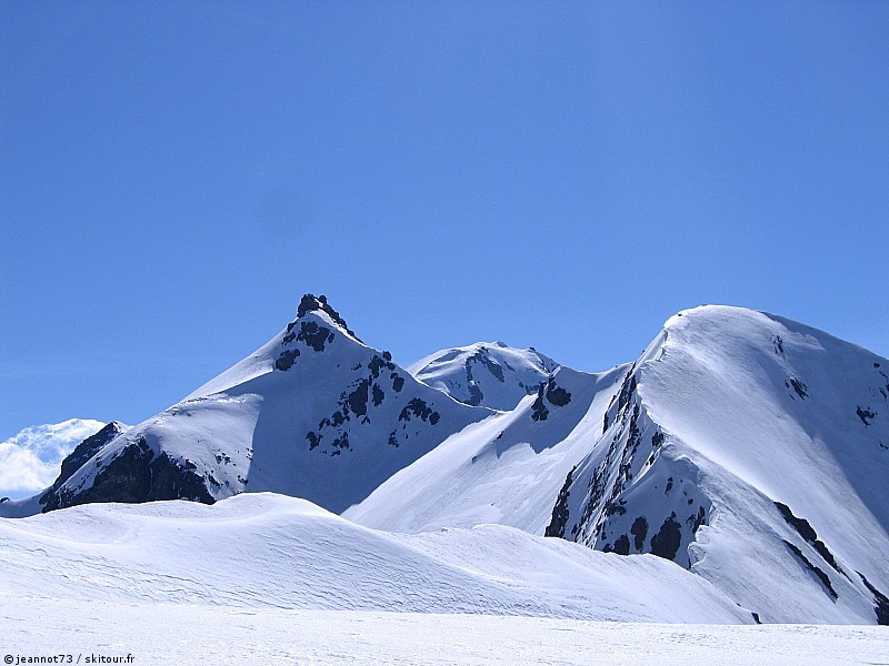 #10 Chaine frontalière : Piccola et Granda Ciamarella, col de la Petite Ciamarella et Pointe de Chalanson
Un bleu à vous couper le souffle. Chaine frontalière : Piccola et Granda Ciamarella, col de la Petite Ciamarella et Pointe de Chalanson
Un bleu à vous couper le souffle.