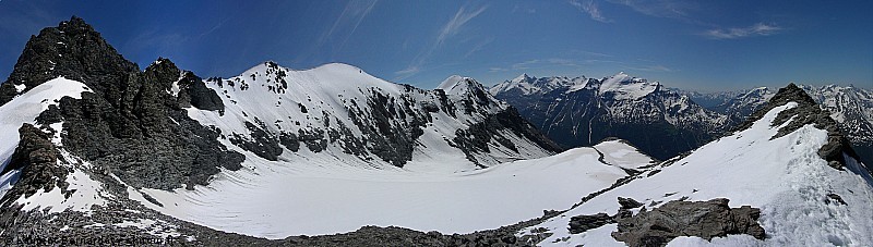 Grand Roc et son mini Glacier : Grand Roc, crête des pointes de la Frêche, qui dominent le petit glacier de Pisselerand, juste en dessous de moi...
Pauvre petit glaçon qui fond qui fond...