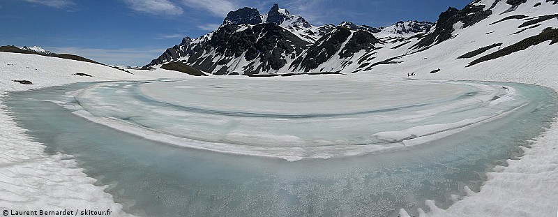 #17 Lac de Lanserlia : De l Lac de Lanserlia : De l'autre côté, avec l'itinéraire du jour et le Grand Roc noir. Au centre un peu à droite, on voit les deux couloirs intéressants à skier.