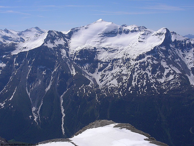 #9 Au sommet : En face de la pointe de Ronce et du Mont Cenis. Au dond les pointes de la Grande Felouse et vallon de Rochemelon. Au sommet : En face de la pointe de Ronce et du Mont Cenis. Au dond les pointes de la Grande Felouse et vallon de Rochemelon.