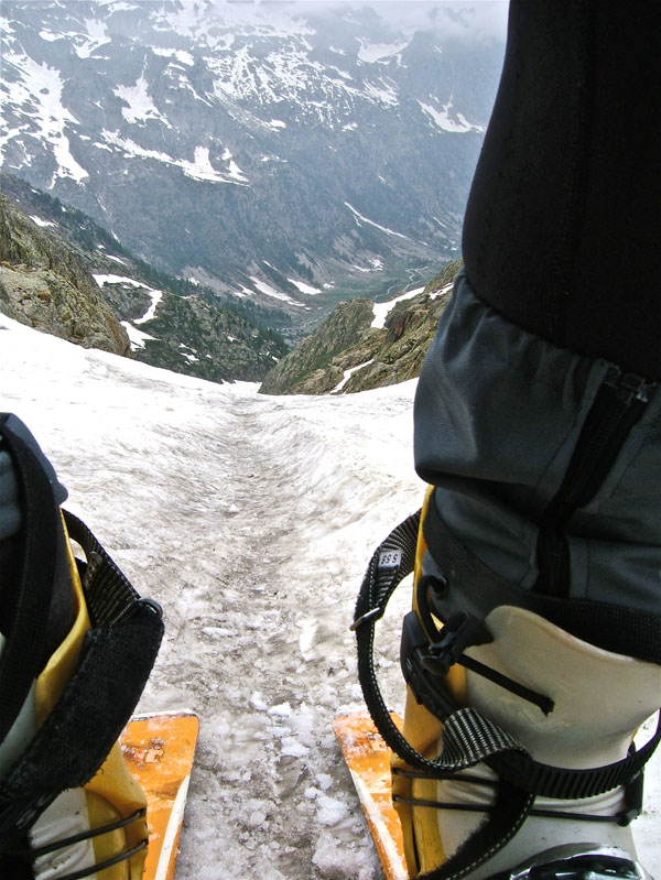 #5 Ghilié : Les fossés permettent un aisance à la montée avec les couteaux, pente raide malgré la photo passage du verrou vers 2450m. Ghilié : Les fossés permettent un aisance à la montée avec les couteaux, pente raide malgré la photo passage du verrou vers 2450m.