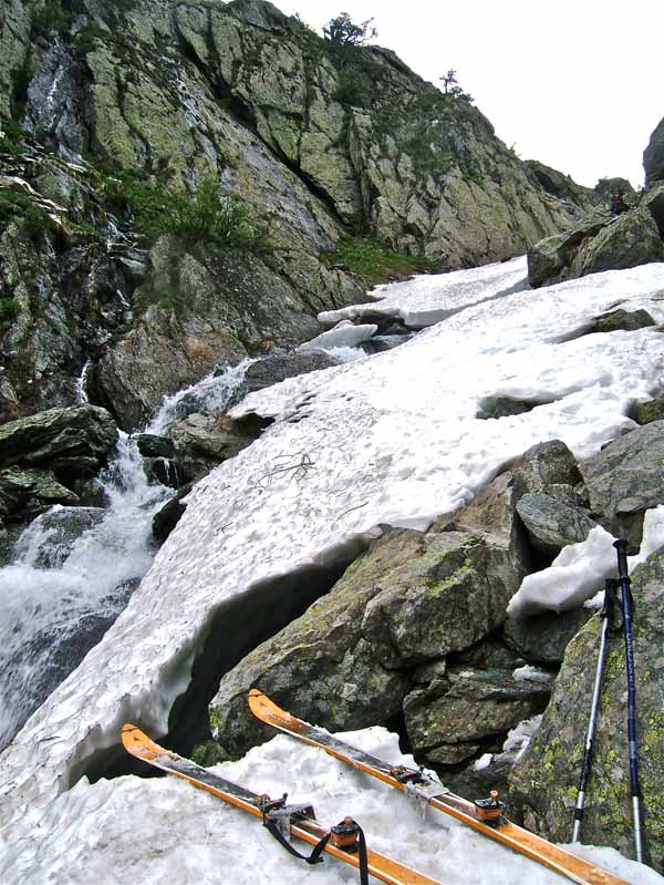 #2 Ghilié : 2 passages délicats, vers 1950m, où il vaut mieux déchausser sur une 10ène de mètre pour l Ghilié : 2 passages délicats, vers 1950m, où il vaut mieux déchausser sur une 10ène de mètre pour l'ensemble.