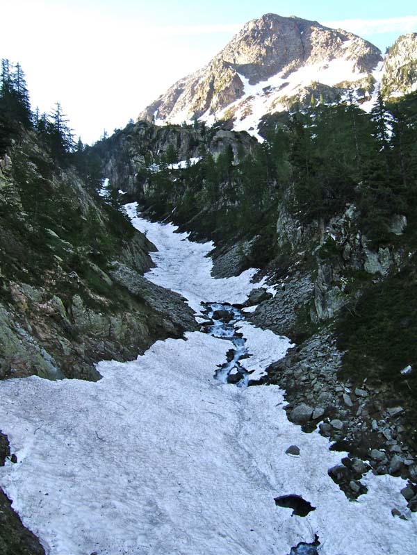 #4 Valcuca et Valasco : Départ à ski dans le Val Morta, petit portage de 20m, il y a beaucoup moins de neige que dans le vallon de la Balme Ghilié. C Valcuca et Valasco : Départ à ski dans le Val Morta, petit portage de 20m, il y a beaucoup moins de neige que dans le vallon de la Balme Ghilié. C'est la fin!
