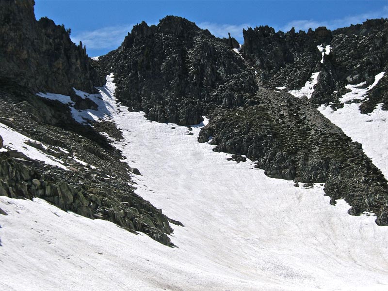 #15 Valcuca et Valasco : Descente de la Brêche que j Valcuca et Valasco : Descente de la Brêche que j'ai choisi, portage sur une 10ène de m, puis descente en escalier sur 10m vue que la langue de neige ne faisait que la longueur des skis en largeur.