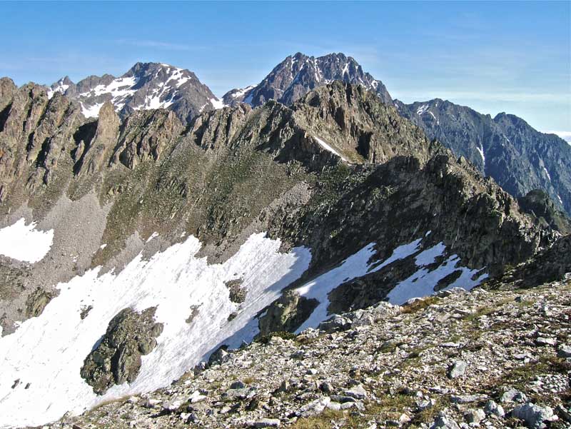 #13 Valcuca et Valasco : Le collet que je vais prendre dans l Valcuca et Valasco : Le collet que je vais prendre dans l'ombre à droite, et la crête rocheuse qui m'amènera au point coté 1579m et à sa droite plusieurs collets raides possible.
