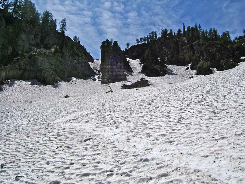 #17 Valcuca et Valasco : Descente du Lac et le petit couloir ) 45° qui permet d Valcuca et Valasco : Descente du Lac et le petit couloir ) 45° qui permet d'éviter le déversoir déneigé et de rejoindre le grand couloir.