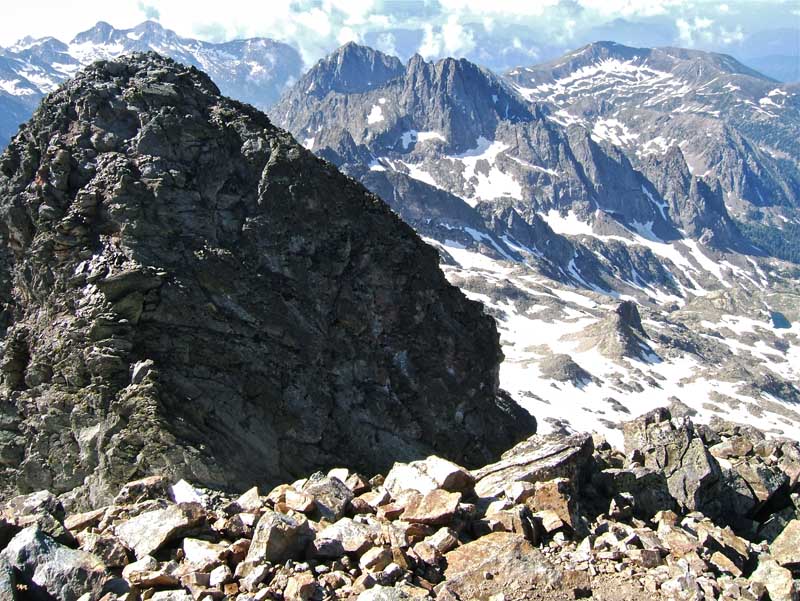 #14 GELAS : Gélas S et derrière Ponset et Caïre de Madonne Fenestre. GELAS : Gélas S et derrière Ponset et Caïre de Madonne Fenestre.