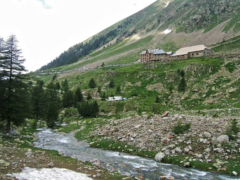 #21 GELAS : Et oui des dizaines de voitures au refuge de la Madonne des Fenestre, il faut penser à laisser la montagne aux autres on en a bien profité. GELAS : Et oui des dizaines de voitures au refuge de la Madonne des Fenestre, il faut penser à laisser la montagne aux autres on en a bien profité.