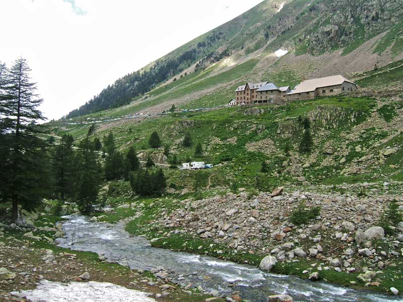 GELAS : Et oui des dizaines de voitures au refuge de la Madonne des Fenestre, il faut penser à laisser la montagne aux autres on en a bien profité.