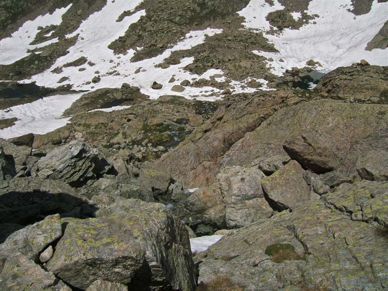 GELAS : Les 30m de déchaussage au dessus du lac Ballaour, prendre à droite le sentier et ne pas faire comme moi tout droit c'est le "bordel".