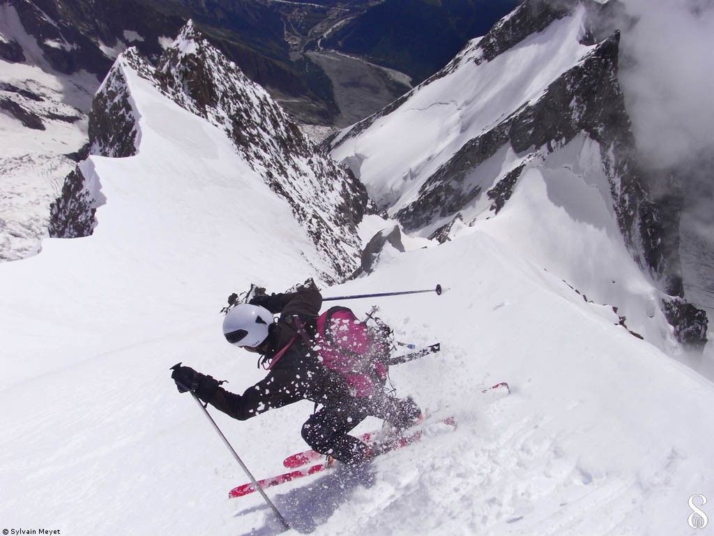 Virage sur l'arête : La pente se calme, mais l'ambiance reste là!