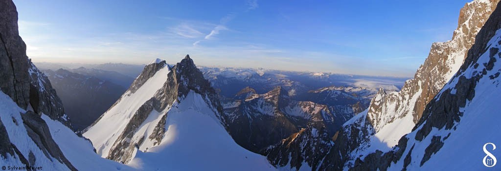 #1 La Blanche au levé du jour : L La Blanche au levé du jour : L'Aiguille Blanche de Peuterey vue du couloir Eccles