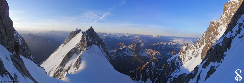 La Blanche au levé du jour : L'Aiguille Blanche de Peuterey vue du couloir Eccles