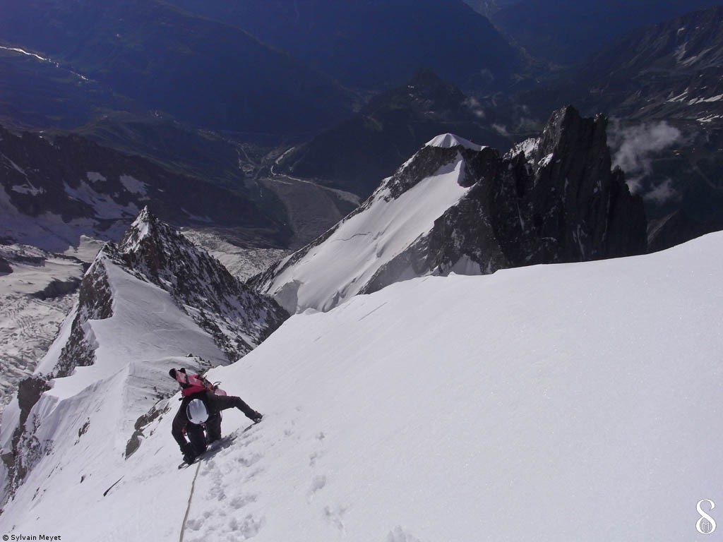 Chaleur intense : Eric remonte l'arête au dessus du Grand Pilier d'Angle