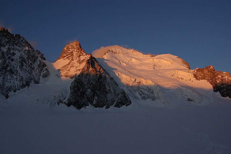 #3 Barre des Ecrins + Dôme : Lever de soleil, on distingue les gens qui monte au dôme en petit Barre des Ecrins + Dôme : Lever de soleil, on distingue les gens qui monte au dôme en petit