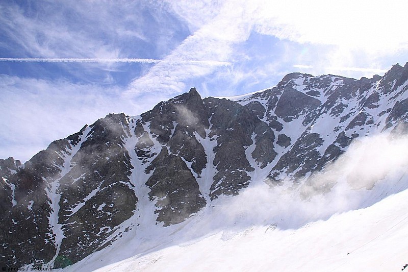 Conditions des couloirs : On voit qu'il y a encore de la neige dans les couloirs (haut du Septentrional branche de gauche, Central, bas du Hannibal (avec une profonde goulotte))