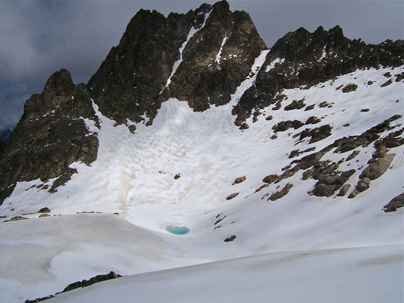 #4 IL BAUS/GHILIÉ : Cime de Nasta dominant son lac et son couloir et la cime de Forchetta et son couloir qui les sépare. IL BAUS/GHILIÉ : Cime de Nasta dominant son lac et son couloir et la cime de Forchetta et son couloir qui les sépare.