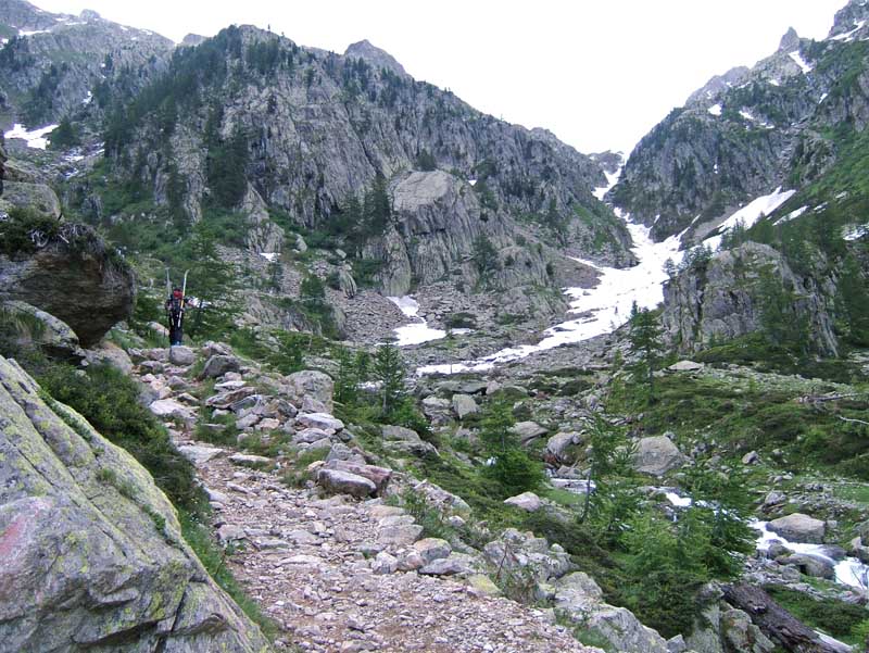 #14 ILBAUS/GHILIÉ : Le vallon de la Balme de Ghilié est encore bien plein pour la descente. ILBAUS/GHILIÉ : Le vallon de la Balme de Ghilié est encore bien plein pour la descente.
