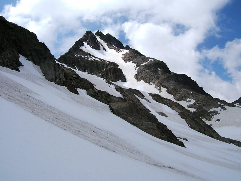 #6 IL BAUS/GHILIÉ : Le Brocan et le beau couloir N qui arrive entre 2 gendarmes. Il est super plein car en principe il y a un pic rocheux au milieu qui gène la déscente. IL BAUS/GHILIÉ : Le Brocan et le beau couloir N qui arrive entre 2 gendarmes. Il est super plein car en principe il y a un pic rocheux au milieu qui gène la déscente.