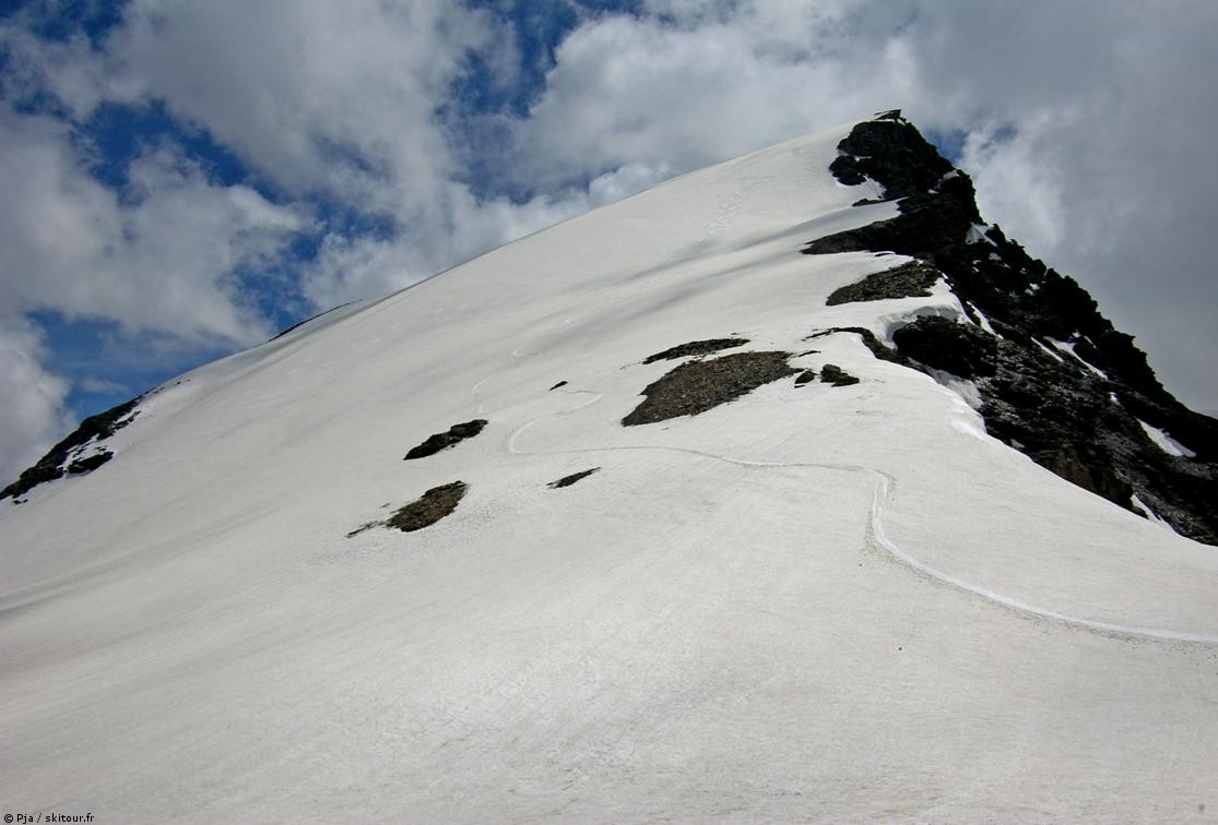 Descente Pointe des Mines : Face nord de la Pointe des Mines. Orientation et raideur (40°) accentuent le plaisir de la glisse et la qualité de la neige.