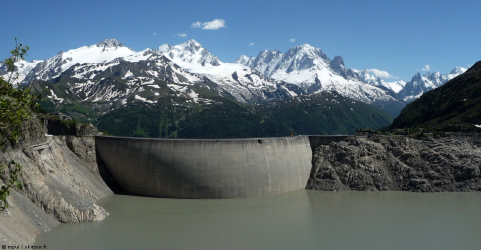 #18 Emosson : Bel enneigement sur le massif ce 13 juin 2009, la paire Stéphane Brosse Pierre Tardivel seront ce même jour dans le Nant Blanc Emosson : Bel enneigement sur le massif ce 13 juin 2009, la paire Stéphane Brosse Pierre Tardivel seront ce même jour dans le Nant Blanc