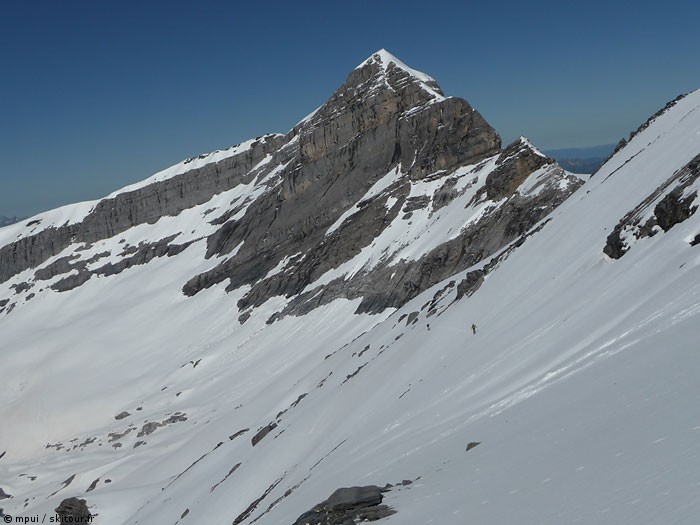 #7 Traversée : Chaud la traversée pour rejoindre la bas du sommet sous la mitraille de petites pierres heureusement au niveau des pieds, sauf une belle assiette évitée de justesse par Isa, au fond, le Ruan Traversée : Chaud la traversée pour rejoindre la bas du sommet sous la mitraille de petites pierres heureusement au niveau des pieds, sauf une belle assiette évitée de justesse par Isa, au fond, le Ruan